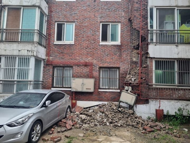 수원 빌라 외벽 무너져 차량 2대 파손…주민 대피 중