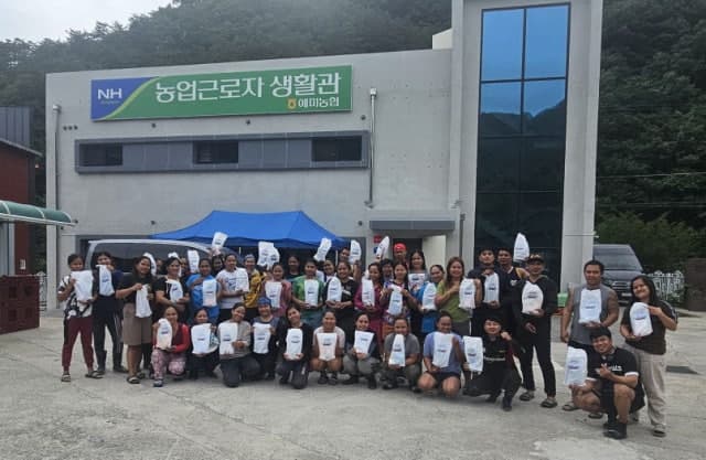 농협 강원본부-강원도, 공공형 계절근로 외국인 근로자 혹서기 물품지원