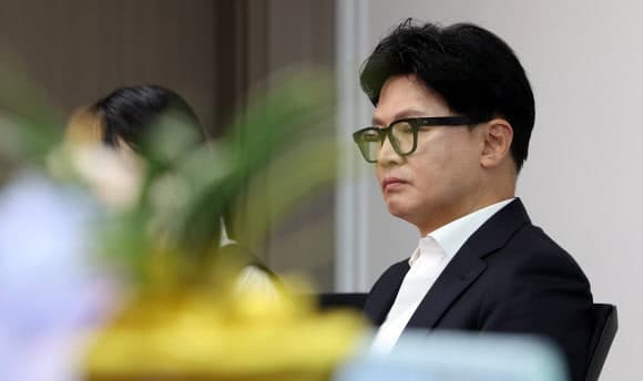 한동훈 국힘 복당, "당 쇄신·보수 재편 도움 안돼" 57%…국힘 지지층도 부정 우세