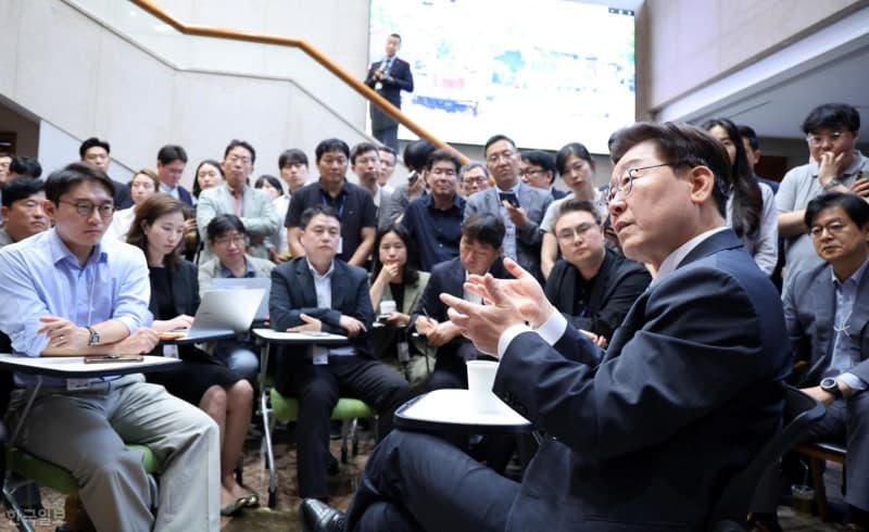 이 대통령, 초복 맞아 靑 직원들과 콩국수 점심 후 춘추관 '깜짝 방문'…기자들과 70분 소통