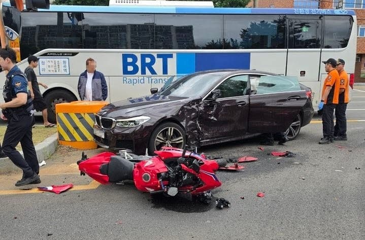 헬멧 썼지만…차선 바꾸던 BMW와 오토바이 충돌, 30대 여성 사망