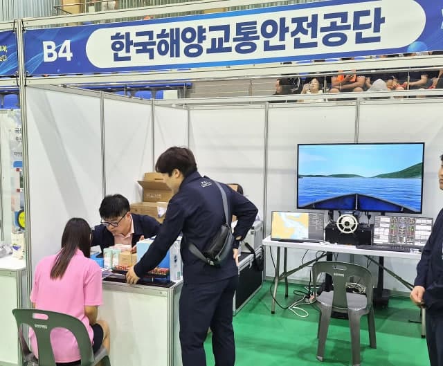 "오늘은 내가 선장"…KOMSA, 청소년 해양 진로체험 운영