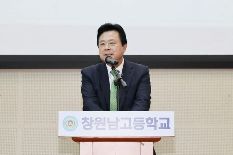 강기윤 창원시장, 모교서 "청소년이 창원의 미래" 특강…꿈과 도전 응원
