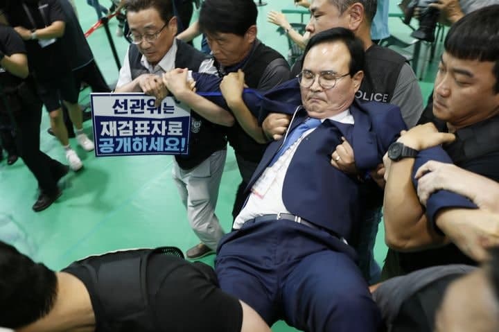 "내가 5천만 원 냈는데!" 충주시장 재검표장서 맹정섭 전 후보 강제 퇴거 소동