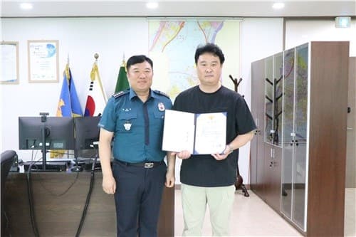 살려달라 비명에 맨몸으로 흉기 난동 막은 32년 차 공무원