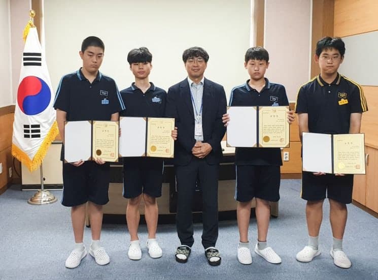 폭염 속 폐지 줍는 어르신 도운 부산 중학생 4명, 교육감 표창 받아