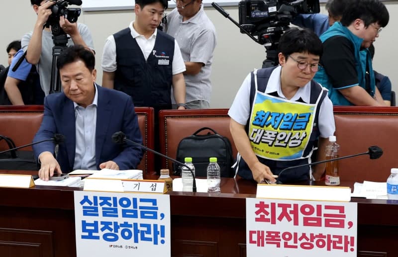 최저임금 1만700원 확정…경영계 "부담 가중" vs 노동계 "실질 삭감"