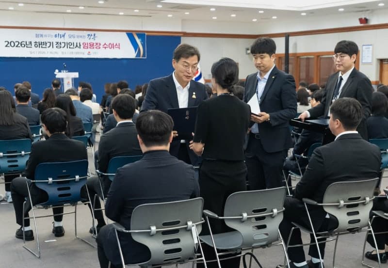 "앉아 계세요, 제가 갈게요"…강릉시, 직원 배려한 '의자 있는 임용식' 눈길