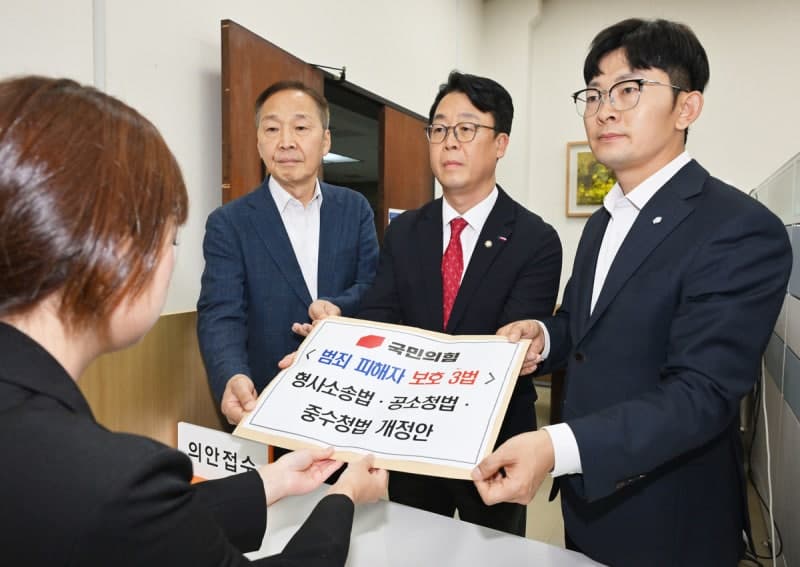 與, '보완수사권 폐지' 속도조절…野는 존치법 맞불
