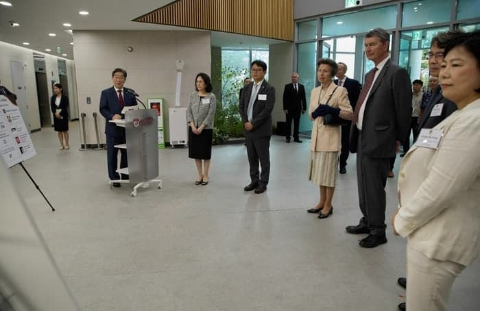영국 앤 공주, 고려대 방문… 첨단 연구 현장 시찰하며 한·영 교육협력 강화