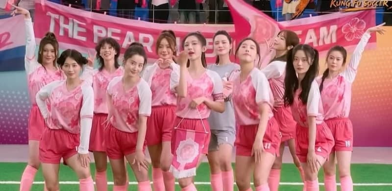 주성치 신작 '쿵푸여자축구' 한국 비하 논란…이화여대 연상 팀에 반칙 일삼아