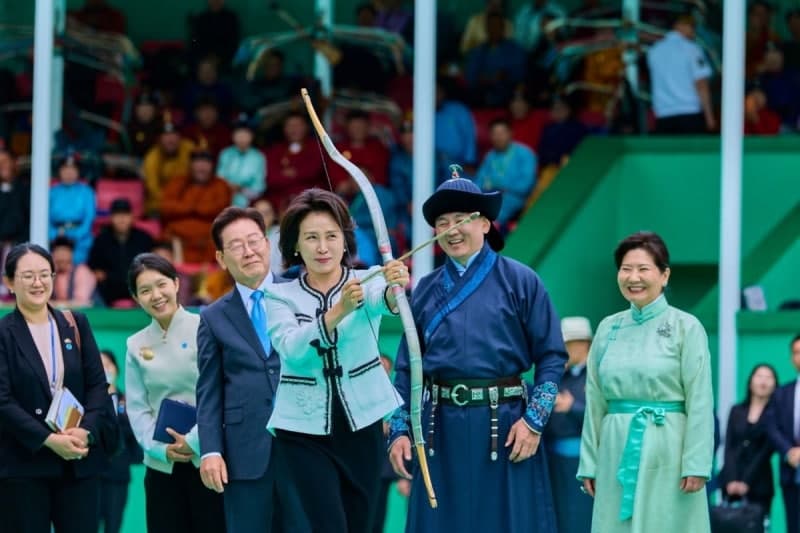 김혜경 여사 '손 털기' 영상 논란…민주당 "악의적 조작 선동" 반발