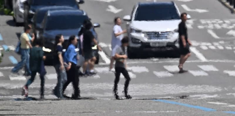 낮 최고 37도 찜통더위 계속…충청 이남, 남부지방엔 장맛비
