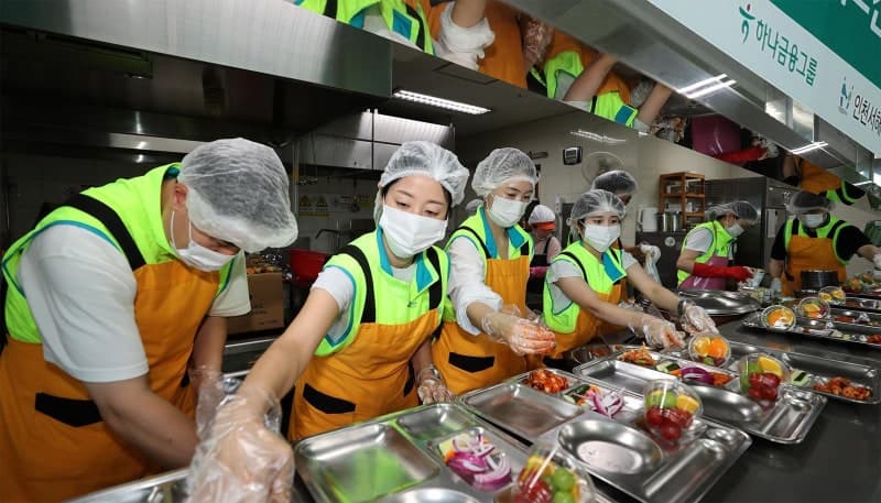 하나금융, 인천 청라 본점 이전 앞두고 지역 어르신에 삼계탕 나눔