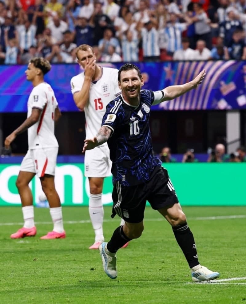 '축구의 신이 또' 메시 2도움 원맨쇼, 잉글랜드에 기적의 역전승 거두며 아르헨티나 결승행