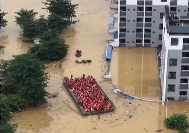 태풍 물난리 속 6천 명 구한 '트랜스포머 바지선'의 정체
