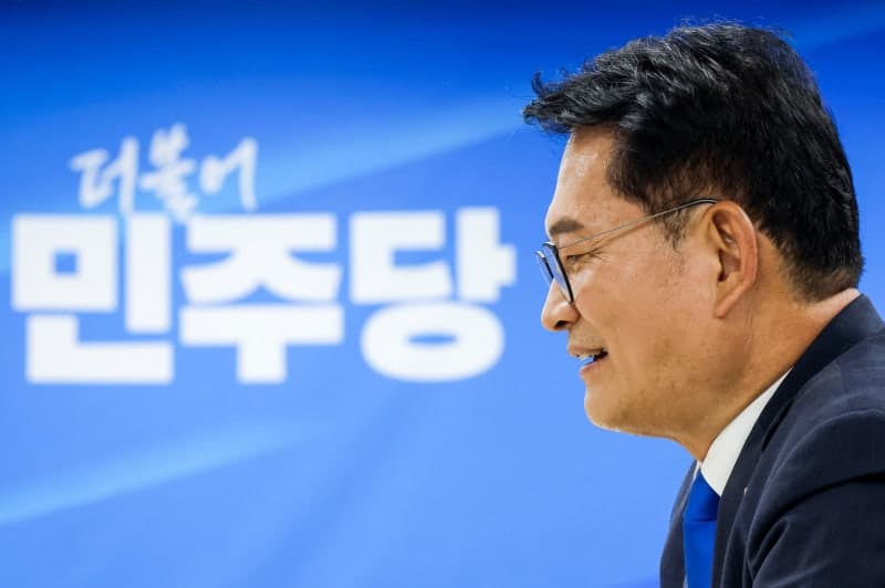 민주당, 심야 긴급 최고위 소집…송영길 당대표 후보 자격 논의