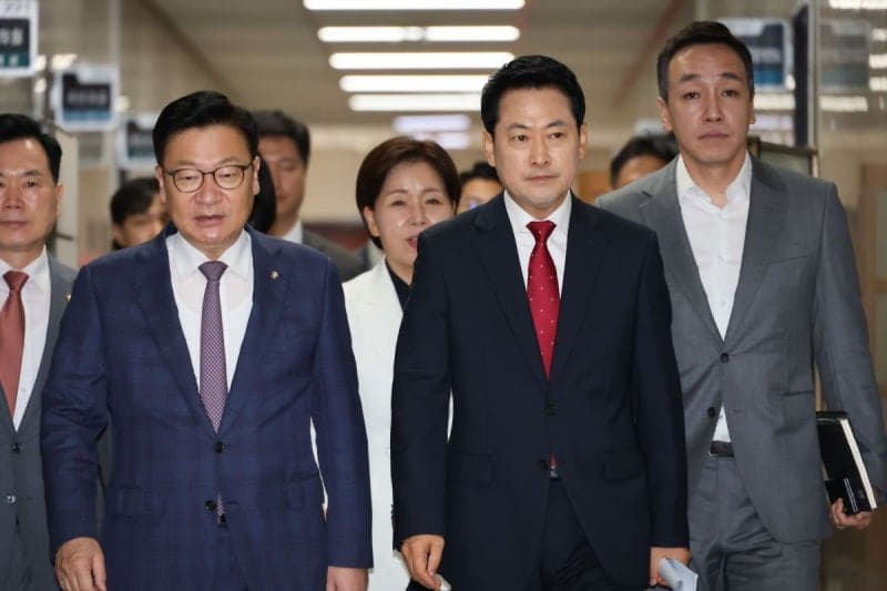 국민의힘 장동혁·정점식 제헌절 엇갈린 행보…당은 투트랙 전략이라 해명