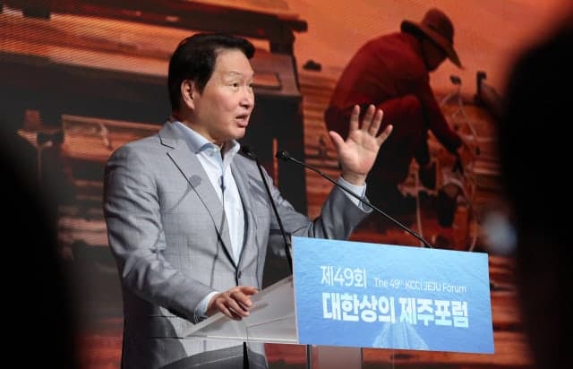 최태원 SK 회장 "SK하이닉스 주가 우상향할 것… 샀다 팔지 말고 보유하라"