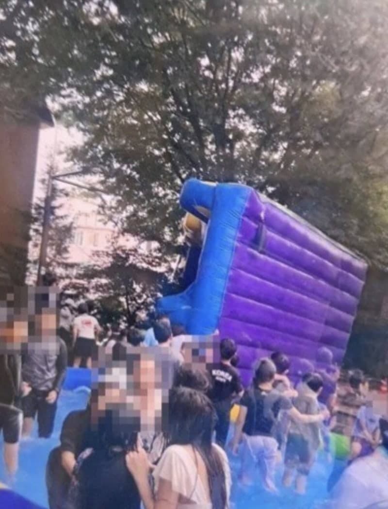 군포 물놀이터서 대형 에어바운스 전도…어린이 5명 부상