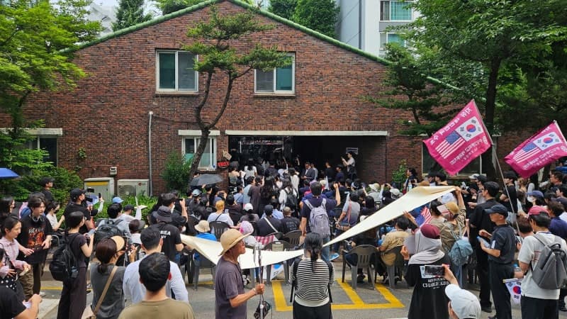 잠실7동 투표소 CCTV 공개…투표 중 문 잠그고 외부인 난입까지