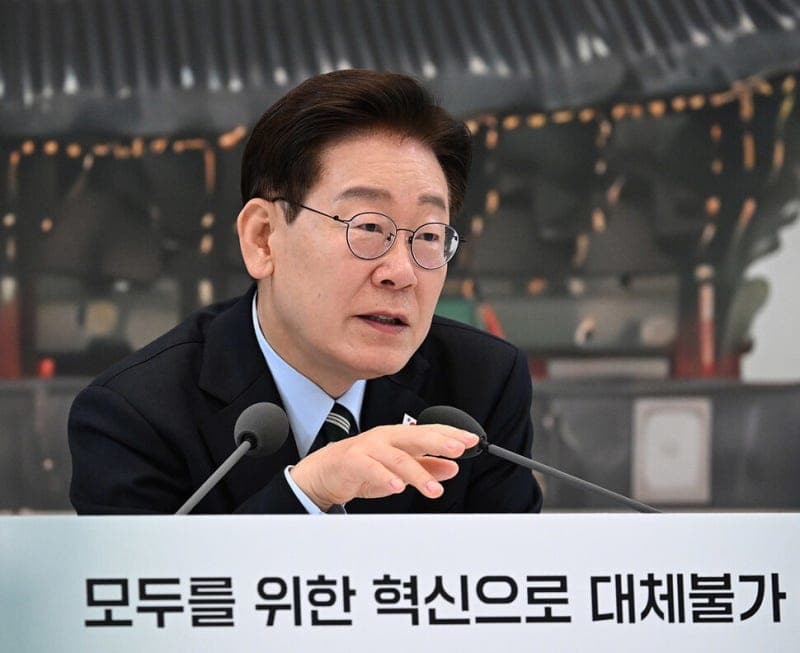 이재명 대통령 국정 지지율 52%…2주 연속 소폭 하락