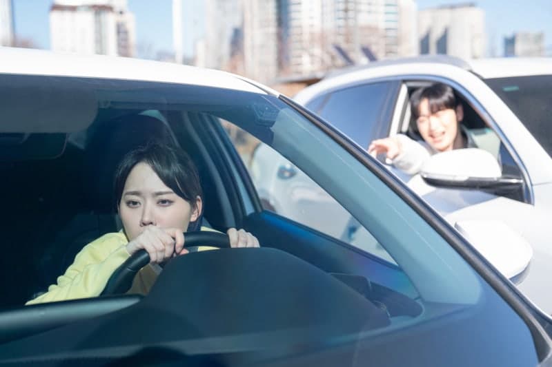 3억짜리 차인데 안 비켜주냐며 끼어들기 실패 후 적반하장 보인 운전자