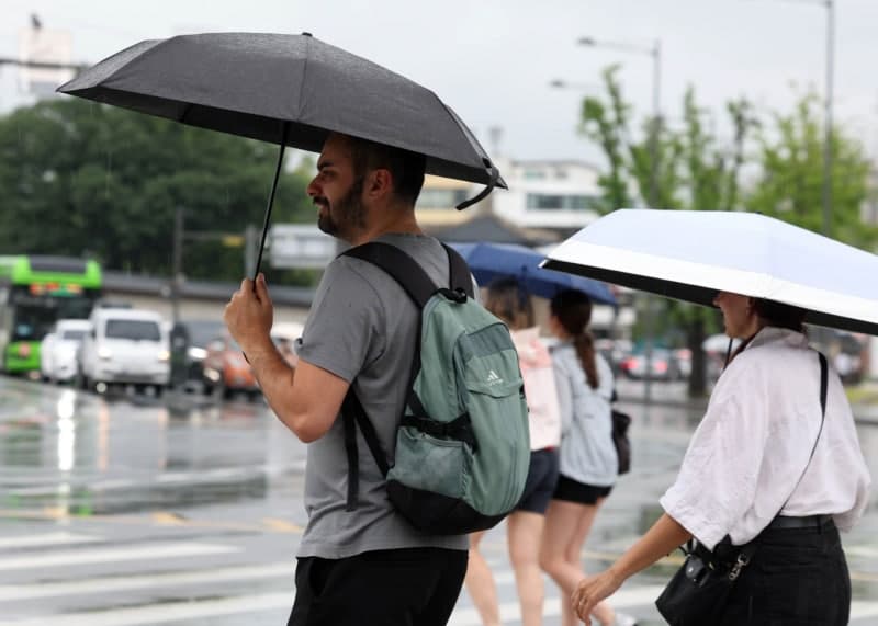 중부지방 최대 300㎜ 물폭탄…전국 곳곳 무더위와 열대야