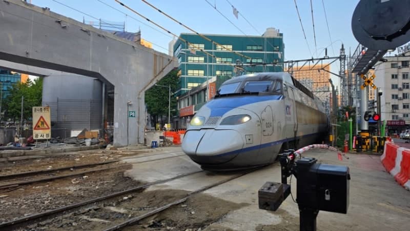 부산행 KTX 선로 위 멈춰…승객 547명 2시간 넘게 고립
