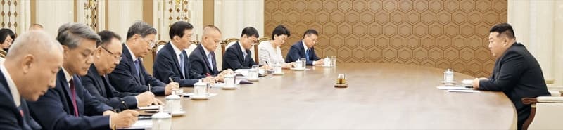 김정은-왕후닝 회담, 북중 우호조약 65주년 계기로 전략적 연대 강화