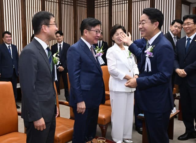 국회 정상화 안갯속…여야, 종합특검법 개정안 두고 강대강 대치