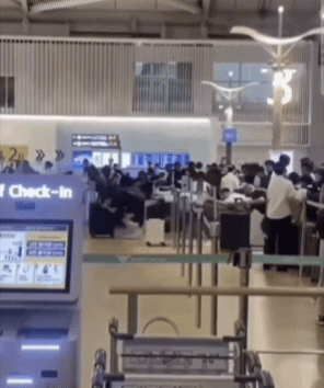 인천공항 출국장 덮친 '집단 새치기' 소동…중국인 보따리상 줄서기 경쟁 왜?