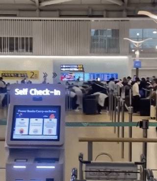인천공항 덮친 중국인 집단 새치기…좌석 경쟁에 안내 직원까지 다쳤다