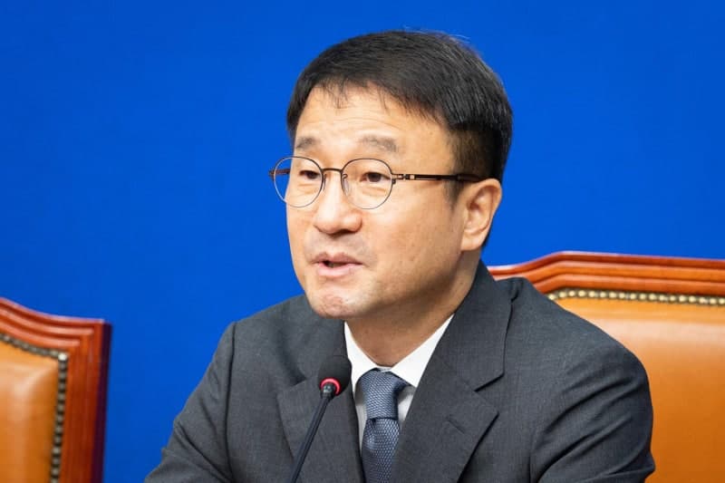 민주당 전당대회 앞두고 '생일별 투표'와 '기탁금 인상' 논란으로 친명·친청계 격돌