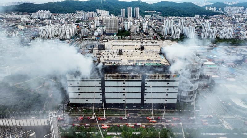 인천 쿠팡 물류창고 화재 3일째…5층 ‘리튬배터리 로봇’ 확산 저지 총력