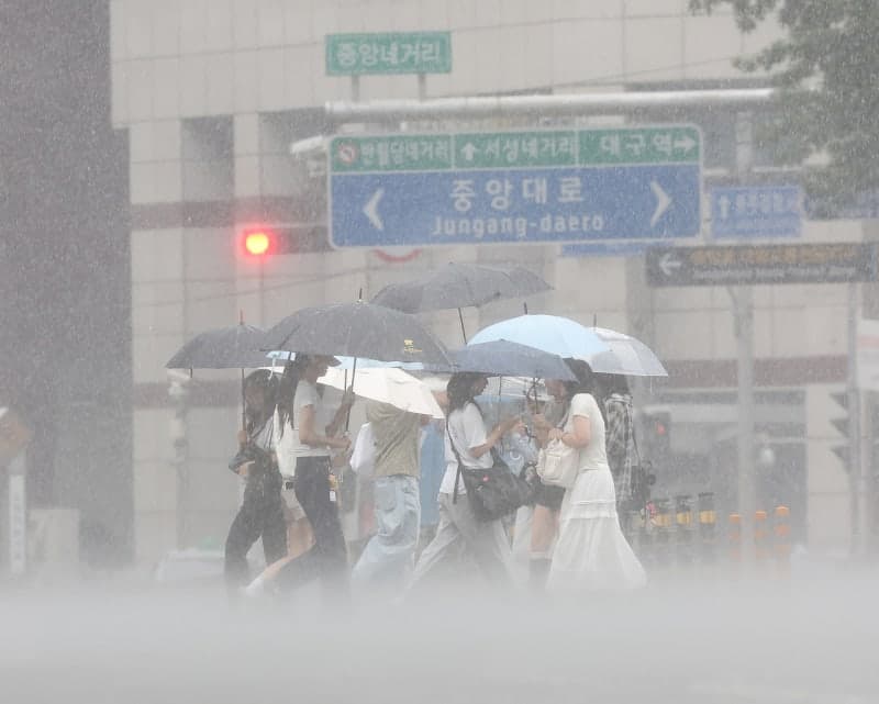 중부지방 물폭탄 주의…내일 수도권 최대 120㎜ 장맛비와 37도 무더위
