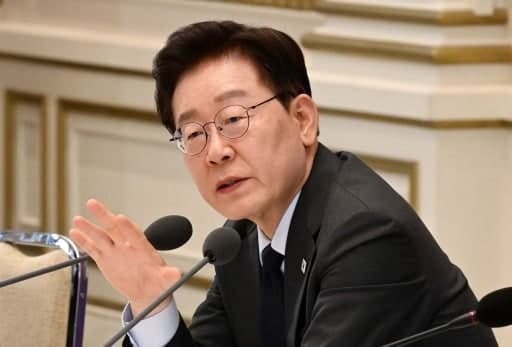 이재명 대통령 지지율 48.4%로 하락…민주·국힘 오차범위 내 접전