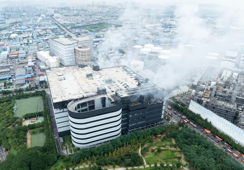 인천 쿠팡 물류센터 화재 사흘째…소방, 5층 리튬배터리 확산 저지 총력