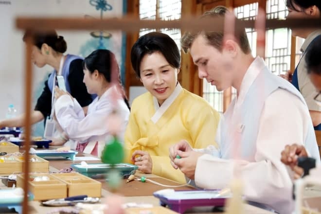 김혜경 여사, 외국인 청년들과 노리개 제작하며 한국 전통문화 세계화 논의