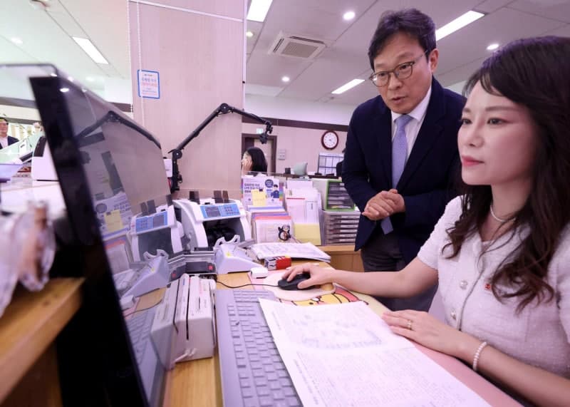 시중은행 없는 농어촌, 우체국에서 4대 은행 대출받는다