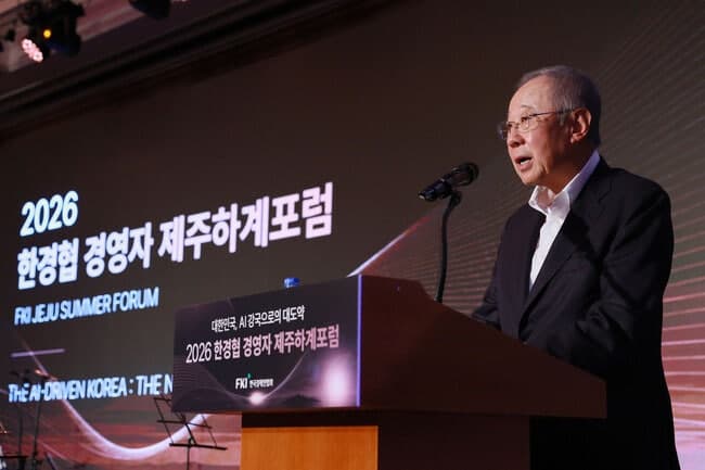 류진 한경협 회장 "4대 그룹 복귀 끝까지 노력…3연임은 상황 따라 결정"