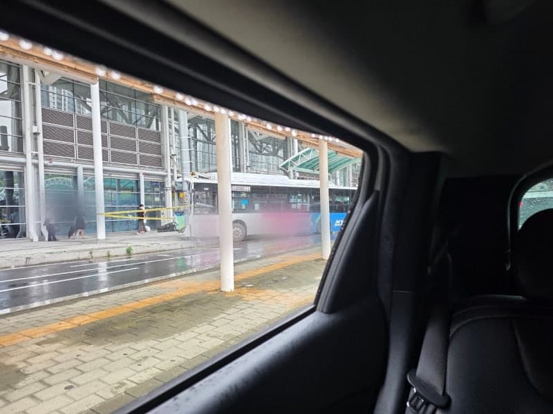 KTX 광명역 앞 인도로 시내버스 돌진…운전자 급발진 주장