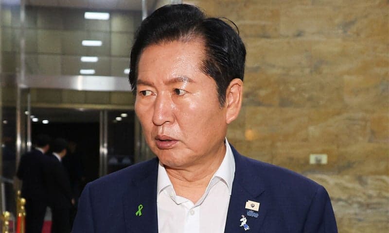 정청래 더불어민주당 당대표 후보 차량 습격당해 파손…경찰 용의자 추적 중
