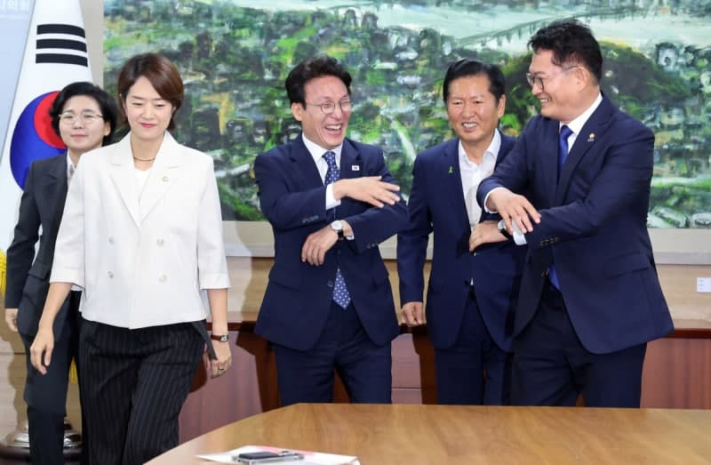 민주당 당권 경쟁, '반명·분열·꼰대' 난타전 격화