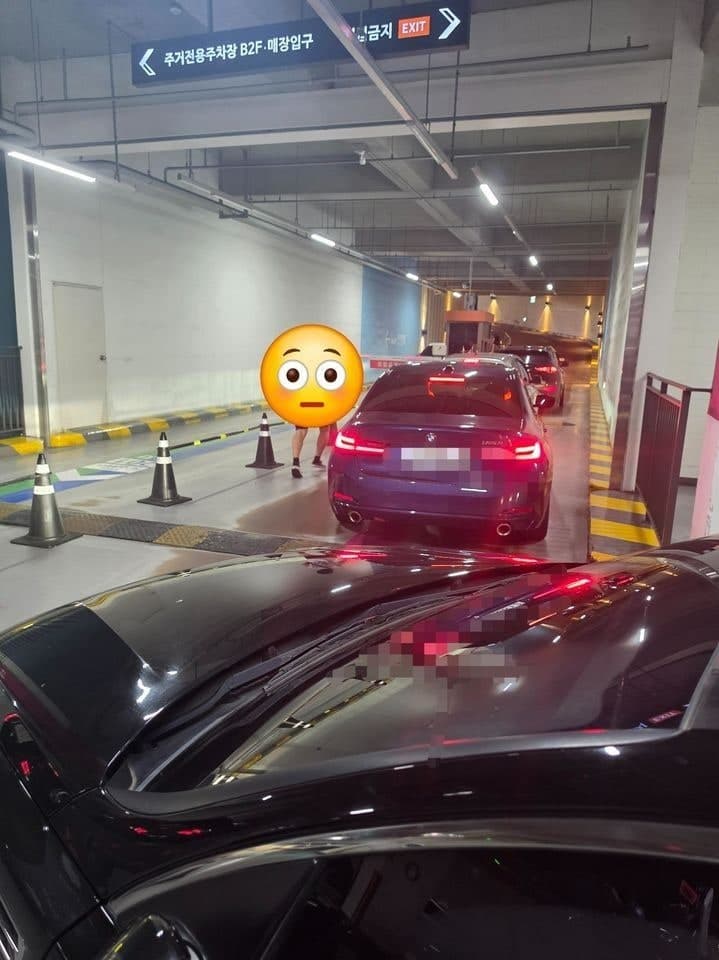 "주차 등록 깜빡했다"며 쇼핑몰 출차로 막고 사라진 운전자