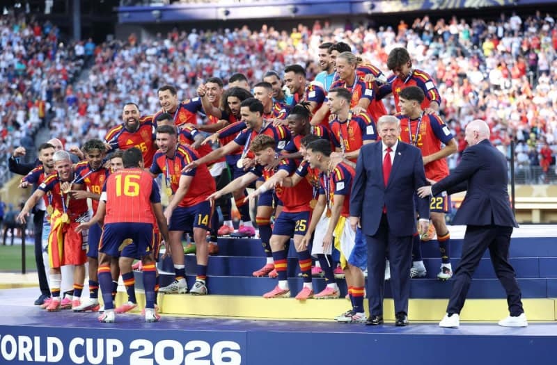 월드컵 시상식 껴든 트럼프, 관중 야유에 FIFA 공식 사진서도 '통편집'