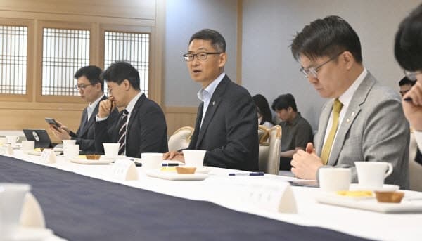 환율 1400원대 하락…정부, 수출기업에 외화 유입 확대 당부