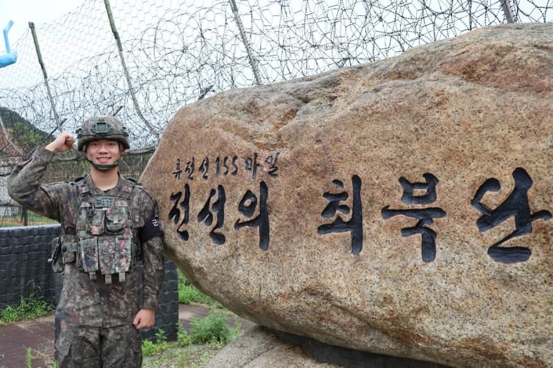 파도에 휩쓸린 중학생 구한 ‘튜브 의인’…육군 22사단 고영우 하사