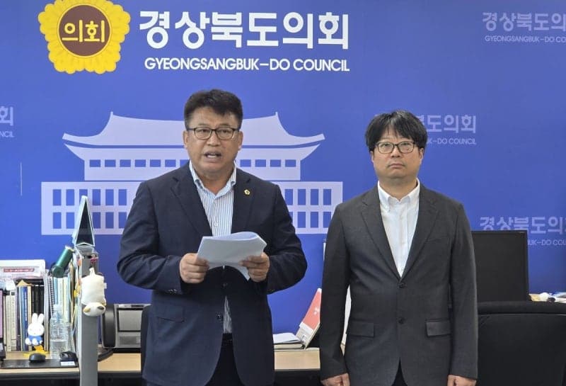 경북도의원 "구제역 비상 속 베트남 외유 떠난 축협 조합장 사퇴하라"