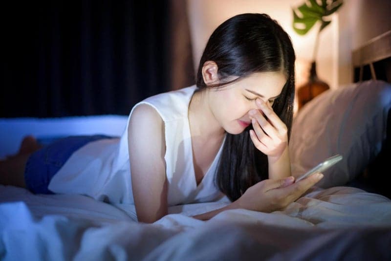 어두운 곳에서 스마트폰 사용 주의…실명 부르는 급성폐쇄각녹내장